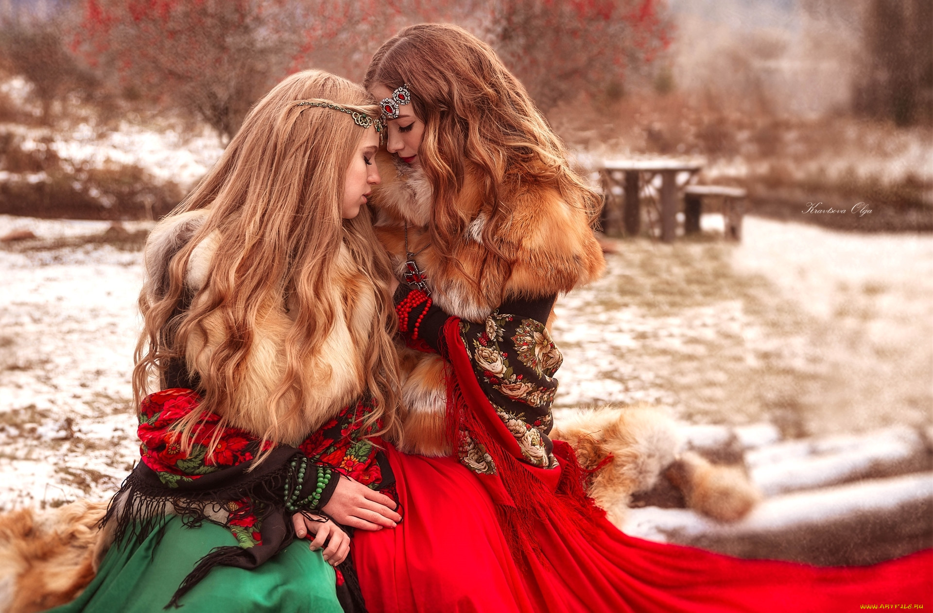 Winter lesbian. Рыжая девушка в шубе. Подруги в мехах. Две девушки зима. Рыжая и брюнетка подруги.